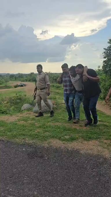 देवांगना घाटी दुष्कर्म मामले में मुठभेड़,एक आरोपी गिरफ्तार
थाना बहिलपुरवा क्षेत्र में दिनांक 22.07.2026 को छात्रा के साथ किये गये गैंगरेप में प्रकाश में दिनांक 24.07.2026 को आये हुए अभियुक्तगण 1. जितेन्द्र उर्फ भोले पुत्र देवराज पटेल निवासी ग्राम कल्ला चौकी शिवरामपुर थाना कोतवाली कर्वी जनपद चित्रकूट 2.विवेक कुमार पटेल पुत्र नरेश कुमार पटेल निवासी रैपुरवा माफी चौकी शिवरामपुर थाना कोतवाली कर्वी जनपद चित्रकूट 3.प्रवीण पटेल पुत्र शिवमूरत निवासी मानपुर थाना भरतकूप हाल पता कल्ला चौकी शिवरामपुर थाना कोतवाली कर्वी की फोटो से लड़के और लड़की ने शिनाख्त किया
जिन पर गिरफ्तारी हेतु पुलिस अधीक्षक चित्रकूट द्वारा 25-25 हजार रूपये का पुरस्कार घोषित किया गया। भेजे गये रिपोर्ट के क्रम में उक्त पुरस्कार राशि को भेजे गए रिपोर्ट के क्रम मे पुलिस उपमहानिरीक्षक चित्रकूटधाम परिक्षेत्र बांदा महोदय द्वारा 50-50 हजार रूपये की गयी
मुखबिर की सूचना पर दिनांक 25.07.2026 समय 16.50 बजे मड़फा पहाड़ हुडा रोड भरतकूप में अभियुक्त और पुलिस के बीच हुए मुठभेड़ में अभियुक्त जितेन्द्र उर्फ भोले के पैर में गोली लगी जिसे हिरासत पुलिस में लेकर अस्पताल इलाज हेतु भेजा गया। दौरान मुठभेड़ आरक्षी राघवेन्द्र राजपूत घायल हुए को भी इलाज हेतु अस्पताल भेजा गया। अन्य आवश्यक विधिक कार्यवाही की जा रही है ।