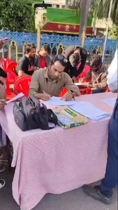 #रतलाम पुलिस का यातयात जागरूकता अभियान जारी,200 लोगों को प्रश्नोत्तरी के माध्यम से जागरूक किया #newsupdate #mppolice #viral #ratlam #alotewale #instagram #reels #news #ujjain