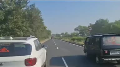 महू नीमच बाईपास पर शराब के नशे में ट्रक चालक द्वारा पीछे से आ रहे टू व्हीलर फोर व्हीलर वाहनों को नहीं निकलने दे रहा था,बार-बार ट्रक को टेढ़े-मेढ़े तरीके से ड्राइवर द्वारा चलाए जा रहा था और अचानक ट्रक अनियंत्रित होते हुए सड़क से नीचे उतर गया। ड्राइवर द्वारा शराब पी हुई थी। पूरे घटनाक्रम को एक राहगीर द्वारा मोबाइल कैमरे में कैद किया गया है। #mp #viral #newsupdate #ratlam #mppolice #mandsaur #ujjain #newsupdate #newstoday #newspaper #viralreels