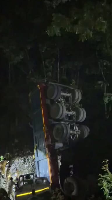 भुतहिया पुलिया के पास गहरी खाई में गिरा ट्रेलर, चालक की दर्दनाक मौत