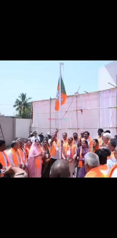 “भाजपा में साधारण कार्यकर्ता भी
प्रधानमंत्री और राष्ट्रीय अध्यक्ष बन सकता है”
— उप मुख्यमंत्री अरुण साव
#BJP #TrainingCamp #PanditDeendayalUpadhyay #ArunSaw #Lormi #BJPChhattisgarh #KaryakartaFirst #PoliticalNews #ManiyariNews #BJPTraining #LormiNews #ChhattisgarhUpdates #BJPLeadership #KaryakartaToPM #IndianPolitics #SocialMediaNews