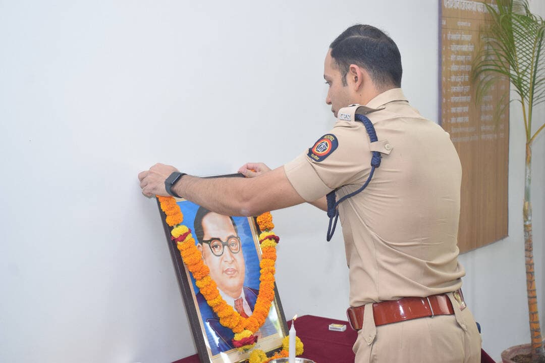 दिनांक :-१४/०४/२०२६
पोलीस अधीक्षक कार्यालय गोंदिया येथे डॉ. बाबासाहेब आंबेडकर यांची जयंती साजरी
सामान्य प्रशासन विभाग, महाराष्ट्र शासन निर्णायन्वये सन २०२६ मध्ये राष्ट्र पुरुष/थोर व्यक्ति संत व समाजसुधारक यांची जयंती शासकिय कार्यालयात साजरी करण्यात यावी असे निर्देश आहे. त्याअनुषंगाने दिनांक १४ एप्रिल २०२६ रोजी पोलीस अधीक्षक कार्यालय गोंदिया येथे मा. श्री. गोरख भामरे, पोलीस अधीक्षक गोंदिया यांच्या शुभहस्ते डॉ. बाबासाहेब आंबेडकर यांच्या जयंती निमित्त त्यांच्या प्रतिमेला पुष्पहार अर्पण करुन अभिवादन करण्यात आले. तदनंतर मपोका पल्लवी वैभव गजभिये यांनी त्यांच्या जीवनावर प्रकाश लावुन उपस्थितांना थोडक्यात माहीती सांगितली.
सदर कार्यक्रमात मा. पोलीस अधीक्षक गोंदिया यांच्यासह श्री रामदास शेवते प्रभारी पोलीस उप-अधीक्षक (मुख्या.) गोंदिया पोनि रामेश्वर पिपरेवार तसेच गोंदिया पोलीस विभागातील पोलीस अधिकारी/अंमलदार हे मोठ्या संख्येने उपस्थित होते.