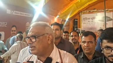 नगर।गिरिराज गोवर्धन मुडिया पूर्णिमा मेला-2026 के तीसरे दिन प्रदेश के गृह राज्य मंत्री जवाहर सिंह बेढम ने पूंछरी पहुंचकर मुडिया पूर्णिमा मेले की तैयारियों का किया अवलोकन किया।
इस दौरान उन्होंने अन्योर गेट से पदैल डेढ़ किमी परिक्रमा मार्ग में व्यवस्थाओं को देख अधिकारियों को आवश्यक दिशा-निर्देश दिए।
बेढ़म ने सफाई, सजावट, चिकित्सा, सुरक्षा, रंगमंच, विश्राम स्थल, प्याऊ, भण्डारे, मेडिकल केम्प का किया निरीक्षण और विश्राम स्थलों में इस बार श्रद्धालुओं की थकावट उतारने के लिए लगाई गई मशीन का भी अवलोकन किया।
बाइट - गृह राज्य मंत्री जवाहर सिंह बेढ़म