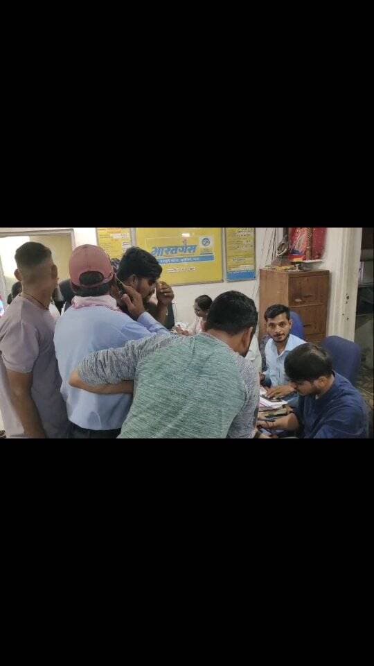 ઘરગથ્થુ એલપીજી બોટલના બુકિંગ માટે લોકોની ગેસ એજન્સીમાં દોડ