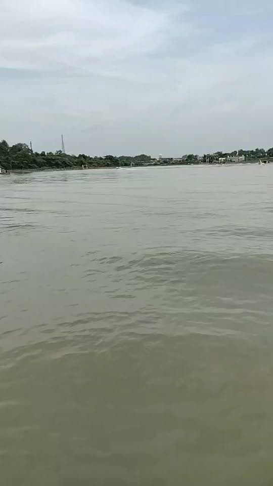 📍 बांदा का ऐतिहासिक नवाब टैंक 🏞️
बांदा शहर की ऐतिहासिक धरोहर नवाब टैंक का निर्माण नवाब जुल्फिकार अली बहादुर द्वारा कराया गया था। यह तालाब केवल जल संरक्षण का माध्यम नहीं, बल्कि बांदा के गौरवशाली इतिहास, स्थापत्य कला और सांस्कृतिक विरासत का भी प्रतीक है।
आज भी नवाब टैंक स्थानीय लोगों और पर्यटकों के आकर्षण का प्रमुख केंद्र है। यदि हम अपनी ऐतिहासिक धरोहरों का संरक्षण करें, तो आने वाली पीढ़ियाँ भी अपने इतिहास पर गर्व कर सकेंगी।
📹 ऐसे ही बुंदेलखंड के इतिहास, संस्कृति और विरासत से जुड़ी रोचक जानकारी के लिए @bundelilehar को फ़ॉलो करें।
#NawabTank #Banda #Bundelkhand #HistoricalPlace #UttarPradesh #Heritage #History #BundeliLehar