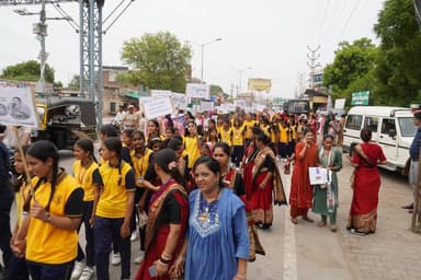 #Balotra: #महिला_सुरक्षा_संकल्प_अभियान (Safety and Dignity for every Woman)
महिला सुरक्षा संकल्प अभियान के तहत जिला बालोतरा में जागरूकता रैली एवं महिला संवाद कार्यक्रम आयोजित।
महिला सुरक्षा, सम्मान एवं सशक्तिकरण का दिया संदेश।
महिलाओं को आत्मरक्षा प्रशिक्षण, साइबर सुरक्षा एवं राजकॉप सिटीजन ऐप के उपयोग की दी जानकारी।
पुलिस अधीक्षक जिला बालोतरा श्री राजेश कुमार काॅवट आईपीएस ने बताया कि महिलाओं की सुरक्षा, सम्मान एवं सशक्तिकरण को सुदृढ़ बनाने तथा समाज में महिला सुरक्षा के प्रति व्यापक जनजागरूकता विकसित करने के उद्देश्य से पुलिस मुख्यालय, राजस्थान, जयपुर के निर्देशानुसार संचालित राज्यव्यापी ‘‘महिला सुरक्षा संकल्प’’ अभियान के अंतर्गत श्री हरफूलसिंह आरपीएस, अतिरिक्त पुलिस अधीक्षक बालोतरा के सुपरविजन में आज दिनांक 29.07.2026 को जिला बालोतरा में विभिन्न जनजागरूकता कार्यक्रम आयोजित किए गए।
कार्यक्रम के तहत प्रातःकाल नगर परिषद, बालोतरा से रूणेचा धाम तक विशाल महिला जागरूकता रैली का आयोजन किया गया। रैली में महिला सुरक्षा, महिला सम्मान, समान अधिकार, महिला सशक्तिकरण, बेटी बचाओ-बेटी पढ़ाओ, साइबर सुरक्षा एवं सुरक्षित समाज के संदेशों से युक्त बैनर एवं तख्तियों के माध्यम से आमजन को जागरूक किया गया। रैली में स्कूल एवं महाविद्यालय की छात्राओं, महिला पुलिस कार्मिकों, सुरक्षा सखियों, राजीविका समूह की महिलाओं, एएनएम, जीएनएम, पुलिस मित्रों तथा विभिन्न विभागों की महिला प्रतिनिधियों सहित बड़ी संख्या में महिलाओं ने उत्साहपूर्वक भाग लिया। जिले के समस्त पुलिस थाना क्षेत्रों में भी महिला सुरक्षा जागरूकता रैलियों एवं जनसंवाद कार्यक्रमों का आयोजन कर आमजन को जागरूक किया गया।
कार्यक्रम के अंत में महिलाओं एवं बालिकाओं ने समाज में महिला सुरक्षा, सम्मान एवं सशक्तिकरण का संदेश जन-जन तक पहुंचाने तथा स्वयं भी जागरूक रहने का संकल्प लिया।
@policerajasthan
#MahilaSuraksha #WomenEmpowerment #BalotraPolice