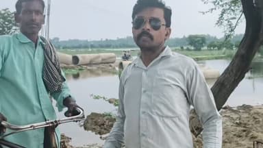 खबर का हुआ सीधा असर: ठेकेदार ने रातों-रात डाले पाइप, ग्रामीणों को मिली अस्थायी राहत
पूरेडलई (बाराबंकी)। खबर हलचल में प्रमुखता से प्रकाशित एवं प्रसारित ग्राउंड रिपोर्ट का असर देखने को मिला। सरायदुनौली-करौनी मार्ग स्थित बडराई नाले पर निर्माणाधीन पुलिया का कार्य ठप होने और ग्रामीणों के जान जोखिम में डालकर नाला पार करने की खबर सामने आने के बाद ठेकेदार ने रातों-रात नाले में बड़े पाइप (साइफन) डालकर मिट्टी भरवाते हुए अस्थायी रास्ता तैयार कराया।
हालांकि यह व्यवस्था फिलहाल अस्थायी है, लेकिन इससे क्षेत्र के लोगों को कुछ राहत मिली है। अब ग्रामीण किसी तरह इस मार्ग से आवागमन कर पा रहे हैं। स्थानीय लोगों को उम्मीद है कि प्रशासन और संबंधित विभाग जल्द ही स्थायी एवं सुरक्षित आवागमन की व्यवस्था सुनिश्चित करेगा।
यह मार्ग नसीमपुर, तिलवारी, मल्लाहनपुरवा, इटहुआ पश्चिम, करौनी, गौरी का पुरवा, गोबरहा सहित 6 से 8 गांवों को जोड़ने वाला प्रमुख संपर्क मार्ग है�