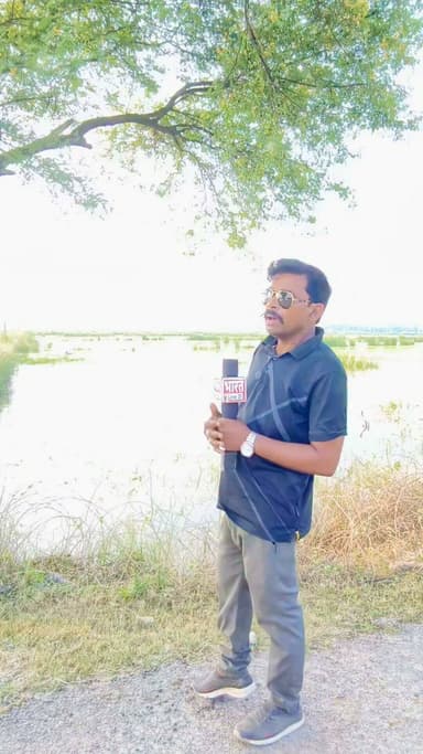 🌊 ग्राउंड रिपोर्ट | तिलवारी घाट, घाघरा नदी | बाराबंकी
घाघरा किनारे संघर्ष भरी ज़िंदगी… पेट पालने के लिए हर दिन मौत से मुकाबला।
घाघरा नदी के किनारे रहने वाले लोगों का जीवन आसान नहीं है। तेज़ धारा, बाढ़ का खतरा और सीमित संसाधनों के बीच लोग हर दिन अपने परिवार और अपने पशुओं का पेट पालने के लिए कठिन परिस्थितियों का सामना करते हैं। यही उनकी रोज़मर्रा की हकीकत है।
🎥 आइए देखते हैं इस छोटी-सी ग्राउंड रिपोर्ट में कि घाघरा नदी के किनारे रहने वाले लोग किन चुनौतियों के बीच अपना जीवन यापन कर रहे हैं।
📍स्थान: तिलवारी घाट, घाघरा नदी (बाराबंकी)
🎤 ग्राउंड रिपोर्ट: रवि गुप्ता
#GroundReport #GhaghraRiver #TilwariGhat #Barabanki #RuralLife #FloodArea #GroundZero #RaviGupta #खबरहलचल