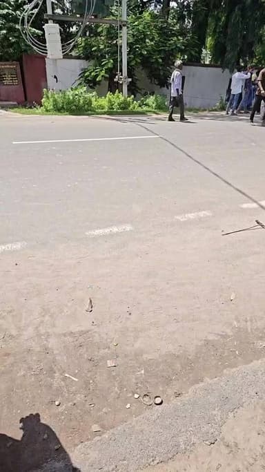 *#सीतामढ़ी :- पुलिस और प्रदर्शन कारियों वाली वीडियो को हमने कुल 5 पार्ट में बनाया है :-
यह पार्ट -1 हैं।
इसका अगला पार्ट देखिए? इस पार्ट में देश के प्रधानमंत्री नरेन्द्र मोदी को गाली से तर कर दिया गया है। यानी काफी अभद्र भाषाओं का उपयोग किया गया हुआ है। इसके लिए इसे हमने म्यूट कर दिया है।
यह हमारा सोशल मीडिया प्लेटफॉर्म है। हम इस पर दादी -मतारी को ऐसे वैसे वाली बातें नहीं चला सकते हैं।
#PMMODI #cmsamratchsudhary #tejaswiyadav #aandolankari
#spsitamarhi #dmsitamarhi #sabtaknewsjkykiaawaz