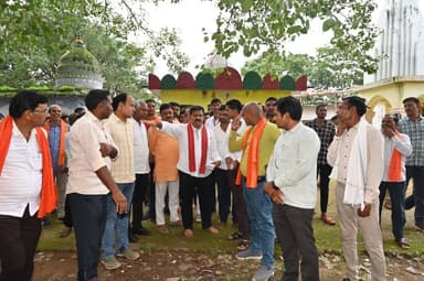 उप मुख्यमंत्री श्री विजय शर्मा ने बूढ़ा महादेव से खुड़िया तक कांवड़ यात्रा मार्ग व विश्राम स्थलों का निरीक्षण कर श्रद्धालुओं के लिए बेहतर व्यवस्थाओं के निर्देश दिए।
भोरमदेव में समीक्षा बैठक लेकर पेयजल, सुरक्षा, स्वच्छता, चिकित्सा और यातायात सहित सभी व्यवस्थाएं समय पर सुनिश्चित करने के निर्देश दिए।