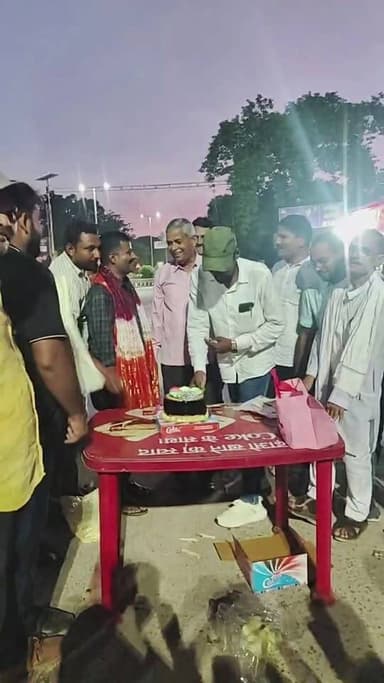 #सोहावल #ब्लाक के #अतिरिक्त #कार्यक्रम #अधिकारी #अतुल पांडे का #तहसीनपुर टोल प्लाजा पर मनाया गया जन्मदिन
