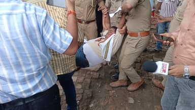 राहुल गांधी की गिरफ्तारी के विरोध में वाराणसी में प्रदर्शन, कई कांग्रेस कार्यकर्ता हिरासत में
कांग्रेस नेता राहुल गांधी की गिरफ्तारी के विरोध में वाराणसी में युवा कांग्रेस ने जोरदार प्रदर्शन किया। महानगर अध्यक्ष चंचल शर्मा के नेतृत्व में कार्यकर्ता विरोध मार्च निकालने के लिए एकत्र हुए, लेकिन पुलिस ने मार्च शुरू होने से पहले ही उन्हें रोक दिया।
इस दौरान चंचल शर्मा सहित कई कार्यकर्ताओं को हिरासत में लिया गया। गिरफ्तारी के दौरान कांग्रेस कार्यकर्ताओं ने केंद्र सरकार के खिलाफ नारेबाजी की और इसे लोकतांत्रिक मूल्यों पर हमला बताया। वहीं पुलिस ने पूरे क्षेत्र में सुरक्षा व्यवस्था कड़ी रखते हुए स्थिति को नियंत्रण में बनाए रखा।
📍 देखिए वाराणसी से विरोध प्रदर्शन, पुलिस कार्रवाई और कांग्रेस नेताओं के बयान की पूरी रिपोर्ट।
#RahulGandhi #RahulGandhiArrest #YouthCongress #CongressProtest #ChanchalSharma #Varanasi #VaranasiNews #UPCongress #PoliticalNews #BreakingNews #PoliceAction #Arrest #IndianPolitics #UttarPradesh #LiveVNS #Banaras #Kashi #Congress #NewsUpdate #HindiNews