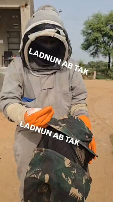 लाडनूँ:-मधुमक्खियों के #हमले ने उजाड़ा #परिवार,#पत्नी की सदमे से #मौत
लाडनूँ तहसील के ग्राम नन्दवान में खेत में स्थित मकान के पास घोड़ा मधुमक्खियों के झुंड ने अचानक हमला कर दिया,हमले में 71 वर्षीय मान सिंह पर सैकड़ों मधुमक्खियों ने डंक मार दिए, जिससे वे गंभीर रूप से घायल हो गए,पति की गंभीर हालत देखकर उनकी पत्नी रत्न कंवर को गहरा सदमा लगा और उन्हें हार्ट अटैक आ गया,जिससे उनकी मौके पर ही मौत हो गई। हादसे में एक दर्जन से अधिक लोग भी मधुमक्खियों के हमले में घायल हुए। सूचना पर पुलिस मौके पर पहुंची और 108 एम्बुलेंस की सहायता से सभी घायलों को सरकारी अस्पताल पहुंचाया गया,जहां उनका उपचार जारी है।