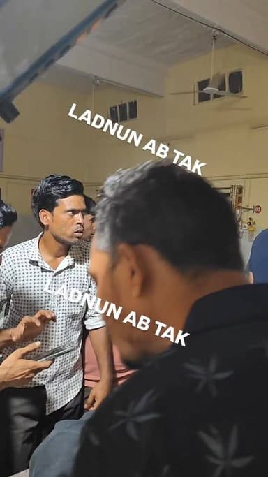 लाडनूँ:-#चाकू से 22 साल के #युवक पर किया गया हमला,हमले में #अशरफ #नामक युवक हुआ घायल,घटना के बाद आसपास #मौजूद लोगों ने घायल को निजी वाहन की सहायता से लाया गया लाडनूँ के सरकारी अस्पताल पहुंचाया,#चिकित्सक घायल का कर रहे है उपचार,#फिलहाल हमले के #कारणों का नही चल पाया है पता,कस्बे के पोस्ट #ऑफिस के पास की घटना।