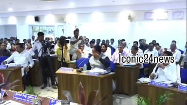 *ಕೆಡಿಪಿ ಸಭೆಯಲ್ಲಿ ಬಿಜೆಪಿ ಎಂಎಲ್ಎ & ಕಾಂಗ್ರೆಸ್ ಎಂಎಲ್ಸಿ ನಡುವೆ ಫೈಟ್*
ಸಚಿವ ಈಶ್ವರ್ ಖಂಡ್ರೆ ಮುಂದೆಯೇ ಕೈಕೈ ಮಿಲಾಯಿಸಿಕೊಂಡ ಶಾಸಕರು
ಬೀದರ್ನ ಜಿಲ್ಲಾ ಪಂಚಾಯತಿ ಸಭಾಂಗಣದಲ್ಲಿ ನಡೆಯುತ್ತಿದ್ದ ಕೆಡಿಪಿ ಸಭೆ
*ಹುಮನಾಬಾದ್ ಬಿಜೆಪಿ ಶಾಸಕ ಸಿದ್ದು ಪಾಟೀಲ್ & ಕಾಂಗ್ರೆಸ್ ಎಂಎಲ್ಸಿ ಭೀಮರಾವ್ ಪಾಟೀಲ್ ಮಧ್ಯೆ ಫೈಟ್*
ಒಬ್ಬರಿಗೊಬ್ಬರು ಅವಾಚ್ಯ ಶಬ್ದಗಳಿಂದ ನಿಂದಿಸಿಕೊಂಡ ಶಾಸಕರುಗಳು
ಬಿಜೆಪಿ ಶಾಸಕ ಸಿದ್ದು ಪಾಟೀಲ್ರನ್ನ ಹೊಡೆಯಲು ಮುಂದಾದ ಭೀಮರಾವ್ ಪಾಟೀಲ್
ಲೇಔಟ್ ವಿಚಾರಕ್ಕೆ ಶಾಸಕರುಗಳ ಮಧ್ಯೆ ಗಲಾಟೆ
ಕೆಡಿಪಿ ಸಭೆ ಆರಂಭಗೊಂಡ ಅರ್ಧಗಂಟೆಯಲ್ಲೇ ಲೇಔಟ್ ವಿಷಯ ಪ್ರಸ್ತಾಪಿಸಿದ ಸಿದ್ದು ಪಾಟೀಲ್
ಲೇಔಟ್ ವಿಚಾರ ಪ್ರಸ್ತಾಪಿಸುತ್ತಿದ್ದಂತೆ ಇಬ್ಬರ ನಡುವೆ ಮಾತಿನ ಚಕಮಕಿ
ಕಾಂಗ್ರೆಸ್ ಎಂಎಲ್ಸಿ ಭೀಮರಾವ್ ಪಾಟೀಲ್ ಎದ್ದೇಳುತ್ತಿದ್ದಂತೆ ಓಡಿ ಹೋಗಿ ತಡೆದ ಹೆಚ್ಚುವರಿ ಪೋಲಿಸ ವರಿಷ್ಠಾಧಿಕಾರು ಚಂದ್ರಕಾಂತ್ ಪೂಜಾರಿ
ಶಾಸಕರ ನಡುವೆ ಗಲಾಟೆ ಹಿನ್ನೆಲೆ ಕೆಡಿಪಿ ಸಭೆ ಮುಂದೂಡಿದ ಸಚಿವ ಈಶ್ವರ್ ಖಂಡ್ರೆ..
ಸಭೆಯಲ್ಲಿ ನಡೆದ ಗಲಾಟೆ ವಿಷಯ ಹಿನ್ನೆಲೆ ಸ್ವಲ್ಪ ಸಮಯ ಸ್ಥಗಿತ ಸಭೆ ಗೋಳಿದಲ ಮತ್ಯ ಸಭೆ ನಡೆಸಿದ ಸಚಿವ ಖಂಡ್ರೆ....
