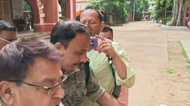 অন্নপূর্ণা ভান্ডারের তথ্য সহ একাধিক সরকারি কাগজ কারচুপির অভিযোগে গ্রেফতার তৃণমূল কংগ্রেসের নেতা তথা জেলা পরিষদের সহ-সভাধিপতি সহ পুঞ্চা সমিতির সহ-সভাপতি ও কর্মাধ্যক্ষ।