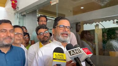 जन सुराज के प्रदेश अध्यक्ष ने भाजपा पर लगाए गंभीर आरोप, बोले- बांकीपुर में हार के डर से जो बातें AI वीडियो में बोली गई हैं, वही बातें आप नीतीश बाबू से किसी पत्रकार से कहलवा दें
पटना। जन सुराज के प्रदेश अध्यक्ष मनोज भारती ने मंगलवार को पाटलिपुत्रा कॉलोनी स्थित पार्टी कार्यालय में प्रेस कॉन्फ्रेंस को संबोधित किया। इस दौरान उन्होंने बांकीपुर चुनाव में पूर्व सीएम नीतीश कुमार के AI वीडियो समेत अन्य भ्रामक प्रचार को लेकर जन सुराज का पक्ष रखा और इसे गंभीर सवाल उठाए।
मनोज भारती ने कहा कि मैं भाजपा से यही कहना चाहूंगा कि जो बातें वीडियो में बोली गई हैं, वही बातें आप नीतीश बाबू से किसी पत्रकार से कहलवा दें। ऐसा इसलिए हुआ है क्योंकि भाजपा के पास अब अंतिम अस्त्र यही बच गया है कि जिस मुख्यमंत्री के नाम पर उन्होंने पिछले चुनाव में बिहार के लोगों से वोट की भीख मांगी और 5 महीने में उन्हें धत्ता बता दिया, उनके पीछे दरवाजा बंद कर दिया, अब आखिरकार बांकीपुर में हार के डर से उनका सहारा लेना पड़ रहा है। बांकीपुर के मतदाताओं को गुमराह करने के लिए भाजपा ने एक और तरीका निकाला है। हम केवल भाजपा से इतना ही चाहते हैं कि वही बातें नीतीश बाबू से किसी मीडिया के सामने कहलवा दें। हम उन पर लगाए गए आरोप वापस ले लेंगे।
जिस तरह से वे गलत प्रचार करते हैं, आचार संहिता का उल्लंघन करते हैं, गलत तरीके के भ्रामक पोस्टर बनवाते हैं, जन सुराज के पोस्टर-बैनर को फाड़ते हैं, हमारे कार्यकर्ताओं को डराते-धमकाते हैं, अगर कोई इनके काम का हिसाब मांग ले तो उसे सरेराह धमकाते हैं, जिसका वीडियो भी बांकीपुर की जनता ने देखा है।
वहीं, पार्टी के राष्ट्रीय प्रवक्ता कुमार सौरभ ने कहा कि चुनाव प्रचार के लिए महज कुछ घंटे बाकी हैं। जब हमारे नेता प्रशांत किशोर बांकीपुर से चुनाव लड़ने आए, तब उनके खिलाफ किस तरह के शब्दों का इस्तेमाल किया गया, उसको यहां मीडिया के सामने दोहरा पाना संभव नहीं है। इसके बाद भी जो भाजपा देश भर की पार्टियों को तोड़कर स्वयं में मिला लेती थी, उसके प्रत्याशियों को डराया-धमकाया, खरीदा और बैठाया जाता था। ऐसे में भाजपा के पहले प्रत्याशी ने नामांकन के 24 घंटे में ही अपना नामांकन वापस ले लिया। उसके बाद दूसरा प्रत्याशी उतारना पड़ा।
मौके पर पार्टी के राष्ट्रीय प्रवक्ता कुमार सौरभ और चंपारण के क्षेत्रीय मीडिया प्रभारी संजय ठाकुर मौजूद रहे। #viralreelschallenge #viralpost #viralreels #2026Goals #newyork
PK for CM
Prashant Kishor Ki Sena
Nitish Kumar