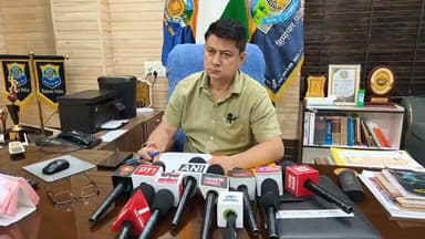 क्या रहेगा कांवड़ यात्रा रूट .. सिरमौर के पुलिस अधीक्षक निश्चित सिंह नेगी ने क्या कहा सुनिए
=====
30 जुलाई से सिरमौर में लागू होंगे ये नियम... कांवड़ यात्रा को लेकर सिरमौर पुलिस अलर्ट
===
30 जुलाई से शुरू होने वाली कांवड़ यात्रा एवं मेला-2026 को लेकर सिरमौर पुलिस ने सुरक्षा के व्यापक इंतजाम किए हैं।
एसपी सिरमौर एनएस नेगी के अनुसार यात्रा मार्गों पर प्रमुख स्थानों पर पुलिस बल तैनात रहेगा। बैरियरों पर नियमित जांच, दिन-रात गश्त और यातायात की निगरानी की जाएगी। यात्रा को सुरक्षित बनाने के लिए उत्तराखंड पुलिस के साथ भी समन्वय किया गया है।
लंगर संचालकों से शिविर सड़क से सुरक्षित दूरी और सड़क की बाईं ओर लगाने की अपील की गई है।
राष्ट्रीय राजमार्ग-07 पर मीट विक्रेताओं से यात्रा अवधि के दौरान दुकानों के बाहर मांस प्रदर्शित न करने का अनुरोध किया गया है।
श्रद्धालुओं से यातायात नियमों का पालन करने, सड़क की बाईं ओर चलने, अफवाहों से बचने तथा किसी भी संदिग्ध गतिविधि की सूचना तुरंत पुलिस को देने की अपील की गई है।
यात्रा को शांतिपूर्ण, सुरक्षित और सुचारू बनाने के लिए जिला पुलिस पूरी तरह तैयार है।
#KanwarYatra2026 #SirmaurPolice #Nahan #PaontaSahib #HimachalPradesh