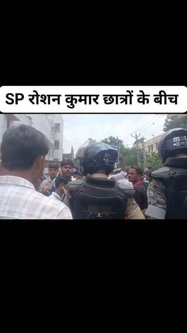SP रोशन कुमार छात्रों के बीच
