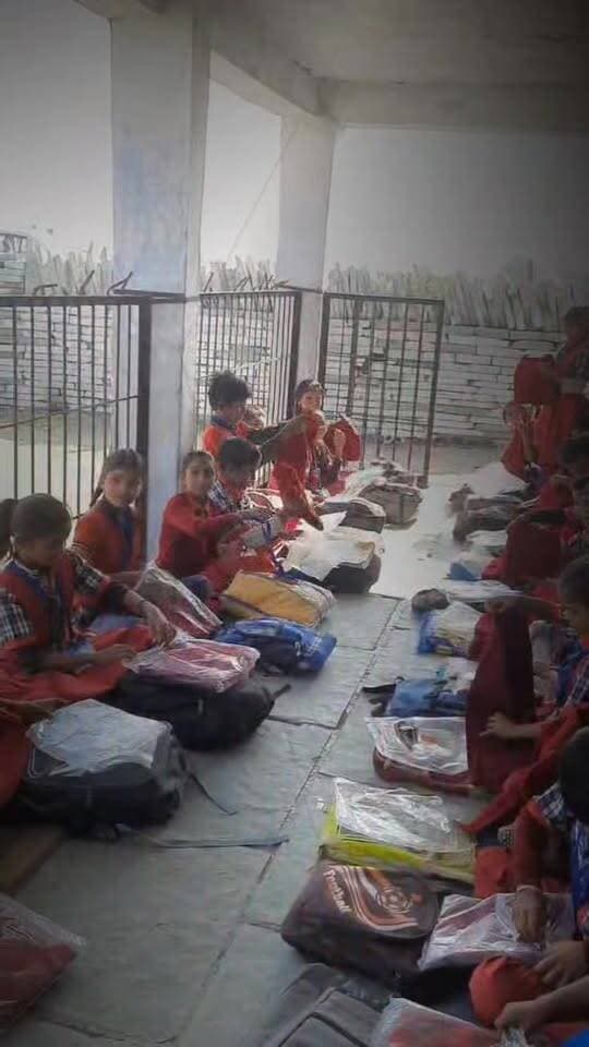 नाम नहीं काम से पहचान है सुनील माली,
सेवा में ही जिनकी सुबह-शाम है सुनील माली।
हाथ बढ़े हर ज़रूरतमंद की ओर आज भी,
दिल से जो निभाए वो इंसान है सुनील माली।