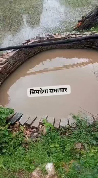 अपनी जमीन दी, फिर भी तीन साल से नहीं मिला पानी: जलमीनार के बगल में रहने वाला परिवार गंदे कुएं का पानी पीने को मजबूर
जलडेगा प्रखंड के परबा पंचायत अंतर्गत ढ़ेंगुरपानी (डांग टोली) गांव के निवासी इसदोर डांग ने जल जीवन मिशन के कार्य में गंभीर लापरवाही का आरोप लगाया है। उनका कहना है कि करीब तीन वर्ष पहले उनकी निजी जमीन पर जय मां कंस्ट्रक्शन कंपनी द्वारा जलमीनार का निर्माण कराया गया था, लेकिन आज तक उनके घर में नल का कनेक्शन तक नहीं दिया गया। पीड़ित ने बताया कि निर्माण कार्य के दौरान कंपनी के मुंशी बबलू ने उनसे आधार कार्ड सहित आवश्यक दस्तावेज जमा कराए थे और जल्द ही नल का कनेक्शन देने का भरोसा दिया था। इतना ही नहीं, घर तक पाइपलाइन बिछाने के लिए उनसे अपने खर्च पर गड्ढा भी खुदवाया गया। इसके बावजूद आज तक उनके घर में नल का कनेक्शन नहीं दिया गया और न ही जलापूर्ति शुरू हो सकी।
इसदोर डांग का आरोप है कि उन्होंने कई बार मुंशी बबलू से फोन पर संपर्क कर अपनी समस्या बताई, लेकिन समाधान करने के बजाय उनका मोबाइल नंबर ही ब्लॉक कर दिया गया। इसके बाद उनकी शिकायत सुनने वाला कोई नहीं है। सबसे हैरानी की बात यह है कि जिस व्यक्ति की जमीन पर जलमीनार बनाया गया, उसी परिवार को आज तक पेयजल कनेक्शन से वंचित रखा गया है। बरसात के इस मौसम में यह परिवार मजबूरी में खेत में बने एक गंदे कुएं का पानी पीने को विवश है, जिससे बीमारियों का खतरा बना हुआ है। पीड़ित ने प्रशासन से मामले की जांच कर शीघ्र उनके घर में नल का कनेक्शन उपलब्ध कराने तथा जिम्मेदार लोगों के खिलाफ कार्रवाई करने की मांग की है।
*सिमडेगा समाचार*