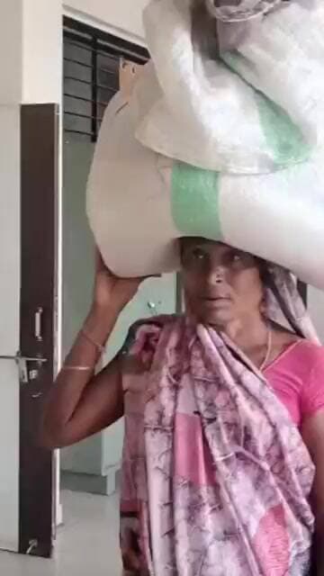 સંજેલી સરકારી અનાજની દુકાન સામે ગંભીર આક્ષેપ : વિધવા બહેન અનાજનું પોટલું માથે મૂકી મામલતદારને રજૂઆત