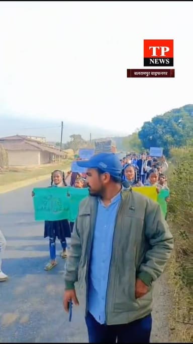 फुल्लीडुमर के स्कूल के बच्चों ने गांधी पुण्यतिथि पर 'नशामुक्त समाज' का संकल्प, रैली और कला के माध्यम से जगाई अलख।
#freelancejournalist #chhattisgarh #trending