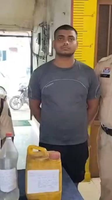 पामगढ़ और बलौदा पुलिस ने अलग-अलग कार्रवाई करते हुए दो आरोपियों को गिरफ्तार किया है। पुलिस ने उनके कब्जे से कुल 19 लीटर कच्ची महुआ शराब बरामद की। पामगढ़ पुलिस ने साधराम रत्नाकर के पास से 12 लीटर, जबकि बलौदा पुलिस ने विजय नारंगे के कब्जे से 7 लीटर कच्ची महुआ शराब जब्त की। दोनों आरोपियों के खिलाफ आबकारी अधिनियम के तहत मामला दर्ज कर न्यायालय में पेश किया गया, जहां से उन्हें न्यायिक रिमांड पर जेल भेज दिया गया। पुलिस का कहना है कि जिले में अवैध शराब के कारोबार के खिलाफ अभियान लगातार जारी रहेगा।
#CGVoiceNews #JanjgirChampa #Pamgarh #Baloda #MahuaLiquor #BreakingNews #ChhattisgarhPolice #CGNews