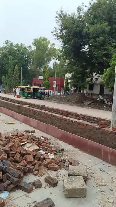 सवाई माधोपुर से खबर
सवाई माधोपुर जिला मुख्यालय पर इन दिनों चल रहा सड़क में डिवाइडर निर्माण कार्य ।
डिवाइडर में लगाए जा रहे पत्थर की कटिंग के लिए की जा रही बिजली चोरी।
ऐसे में जिला मुख्यालय कलेक्ट्रेट के सामने ही धड़ल्ले से बिजली चोरी कर ठेकेदार कर रहे कार्य ।
दूसरी और बिजली चोरी के नाम पर किसानों की लाखों की वीसीआर भर विद्युत विभाग देता है कार्रवाई करने की दुहाई।
आखिर जिला मुख्यालय पर चल रहे निर्माण कार्य मे ठेकेदार द्वारा की जा रही बिजली चोरी पर बिजली विभाग के अधिकारी मोन क्यो।
क्यो नहीं की जा रही बिजली चोरी पर कार्रवाई।
ऐसे में कार्रवाई नहीं करना विधुत विभाग के अधिकारियों कार्यप्रणाली पर उठ रहे सवाल।
#DM Sawai Madhopur #JVVNL Sawai Madhopur, #Nagar Parishad Sawai Madhopur, #CMO Jaipur