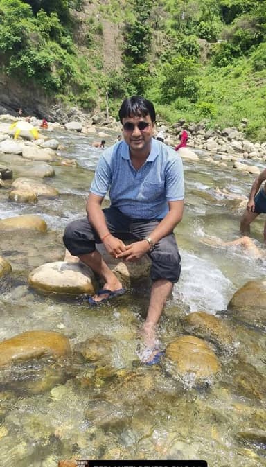 *दोगले हैं सब!
एक *दूसरे* की *बुराई* करके,
*सब* एक दूसरे के साथ
*उठ-बैठ* रहे हैं...! 🎭💯