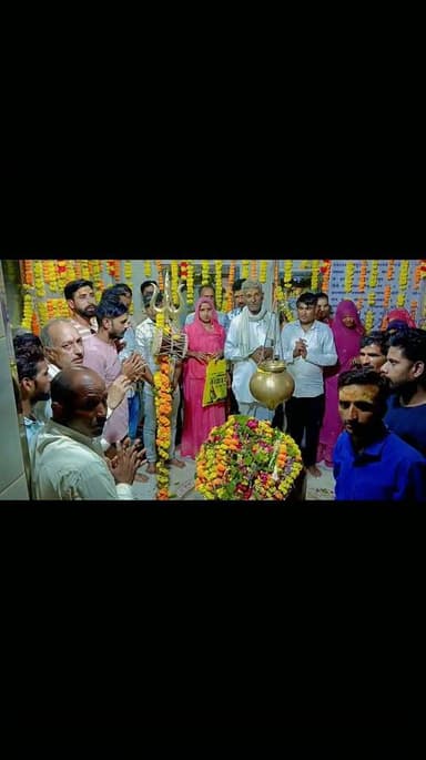 गुरु पूर्णिमा का पर्व झालावाड़ जिले के डग क्षेत्र सहित आसपास के धार्मिक स्थलों पर श्रद्धा, भक्ति और उत्साह के साथ मनाया गया। धार्मिक नगरी क्यासरा स्थित प्राचीन काया वर्णेश्वर महादेव मंदिर में गुरु पूजन का विशेष आयोजन किया गया, जिसमें बड़ी संख्या में गुरु भक्तों ने भाग लेकर अपने गुरुओं का सम्मान किया और उनका आशीर्वाद प्राप्त किया।
कार्यक्रम के दौरान काया वर्णेश्वर महादेव मंदिर समिति के सभापति मोहन लाल व्यास का साफा पहनाकर, शॉल ओढ़ाकर एवं श्रीफल भेंट कर सम्मानपूर्वक पूजन किया गया। साथ ही गुरुकुल के गुरुजी श्याम शर्मा का भी विधि-विधान से स्वागत एवं पूजन किया गया। सुबह से ही सैकड़ों श्रद्धालु अपने-अपने गुरुओं का वंदन करने के लिए मंदिर पहुंचे और गुरु-शिष्य परंपरा के महत्व को आत्मसात किया।
वहीं डग कस्बे के कुंड का मंदिर तथा चिंतामन गणेश मंदिर सहित अन्य धार्मिक स्थलों पर भी गुरु पूर्णिमा के अवसर पर विशेष धार्मिक आयोजन हुए। श्रद्धालुओं ने पूजा-अर्चना कर अपने गुरुओं का आशीर्वाद लिया और उनके बताए मार्ग पर चलने का संकल्प लिया। इस अवसर पर विभिन्न स्थानों पर भंडारों का आयोजन भी किया गया, जहां बड़ी संख्या में श्रद्धालुओं ने प्रसादी ग्रहण की। पूरे क्षेत्र में गुरु पूर्णिमा का पर्व श्रद्धा, आस्था और गुरु-भक्ति के वातावरण के बीच हर्षोल्लास के साथ संपन्न हुआ।