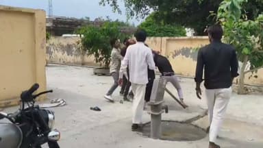 कासगंज-अमापुर विकासखण्ड परिसर में मारपीट का वीडियो सोशल मीडिया पर वायरल।