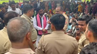 कासगंज-सड़क दुर्घटना में मृतक युवक के परिजनों के साथ चांडी चौकी पर ग्रामीणों ने अपनी मांगों को लेकर लगाया जाम।