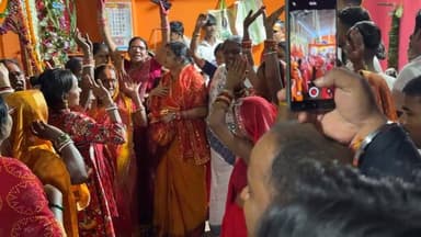 सिंदरी मनोहरटांड स्थित माँ शीतला मंदिर में वार्षिक आषाढ़ी पूजा में शामिल हुए धनबाद महापौर एवं झरिया विधायक रागिनी सिंह