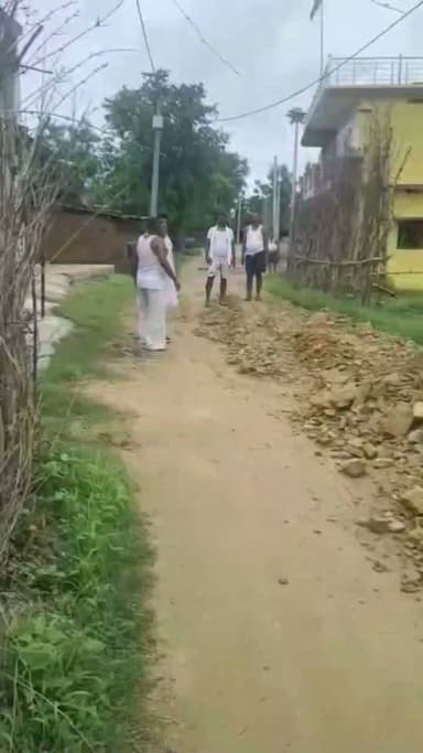 मुखिया ने अपने निजी खर्च से कराया सड़क की मरम्मती
#nonfollowersviewers #socialmedia #trendingpost #everyoneシ゚ #fouryouシ #highlightseveryone #fesbookpost #वायरलपोस्ट #fesbookreels #सड़क #पलामू #झारखंड