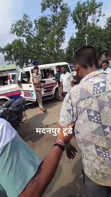 चोरी के आरोप में युवक से मारपीट, थूक चटाने का वीडियो वायरल, अज्ञात लोगों पर FIR
बिहार के औरंगाबाद जिले शर्मशार कर देने वाली वीडियो वायरल हुई है। वायरल वीडियो के संबंध में दावा किया जा रहा है कि गोह प्रखंड मुख्यालय के पशु मेला के समीप चोरी के आरोप में एक युवक के साथ मारपीट और थूक चटाने का वीडियो बुधवार को सोशल मीडिया पर तेजी से वायरल होने के बाद पुलिस ने मामला दर्ज किया है। मामले में पीड़ित डिहुरी गांव निवासी राकेश कुमार ने अज्ञात लोगों के खिलाफ गोह थाने में प्राथमिकी दर्ज कराई है। दर्ज प्राथमिकी में पीड़ित ने बताया कि विद्युत कार्यालय में मैं अपनी विद्युत बिल सुधार हेतु गए हुए थे, जैसे ही पशु मेला के समीप पहुँचे की कुछ लोगों ने पकड़कर गाली गलौज व मारपीट करने लगा उनका आरोप है कि वायरल वीडियो में उनके साथ थूक भी चटाई गई। हालांकि पुलिस की तरफ से चोरी की घटना की अभी तक कोई आधिकारिक पुष्टि नहीं हुई है। थानाध्यक्ष राजीव कुमार ने बताया कि वायरल वीडियो के आधार पर अज्ञात लोगों के खिलाफ मामला दर्ज कर जांच शुरू कर दी गई है। पुलिस वीडियो की सत्यता और घटना में शामिल लोगों की पहचान करने में जुटी है।