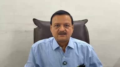 डेंगू से बचाव के लिए जनसहभागिता आवश्यक, मच्छरों को पनपने न दें : सिविल सर्जन
सिविल सर्जन, औरंगाबाद डॉ. कृष्ण कुमार ने जिलेवासियों से अपील करते हुए कहा कि वर्तमान वर्षा ऋतु डेंगू फैलाने वाले एडीज मच्छर के प्रजनन के लिए अत्यंत अनुकूल समय है। उन्होंने बताया कि जुलाई से नवंबर माह तक डेंगू का प्रकोप बढ़ने की संभावना रहती है। ऐसे में सभी नागरिक सतर्क रहें तथा डेंगू की रोकथाम के लिए आवश्यक सावधानियों का पालन करें।
सिविल सर्जन ने बताया कि डेंगू एक मच्छरजनित रोग है, जो संक्रमित एडीज मच्छर के काटने से फैलता है। इस बीमारी की रोकथाम का सबसे प्रभावी उपाय मच्छरों को पनपने से रोकना है। उन्होंने कहा कि डेंगू का मच्छर सामान्यतः सूर्योदय के बाद तथा सूर्यास्त से पहले अधिक सक्रिय रहता है। इसलिए इस दौरान विशेष सावधानी बरतने की आवश्यकता है।
उन्होंने लोगों से अपील की कि घर से बाहर निकलते समय पूरे शरीर को ढकने वाले, विशेषकर पूरी बाँह के कपड़े पहनें। बच्चों को खेलने के दौरान भी पूरे शरीर को ढकने वाले ढीले एवं आरामदायक वस्त्र पहनाए जाएं, ताकि मच्छरों के काटने से बचाव हो सके।
सिविल सर्जन ने कहा कि डेंगू की रोकथाम के लिए घर एवं आसपास स्वच्छता बनाए रखना अत्यंत आवश्यक है। घरों के आसपास गड्ढों, टूटे बर्तनों, टायरों, गमलों, कूलर, छतों तथा अन्य स्थानों पर पानी जमा नहीं होने दें। उन्होंने सभी नागरिकों से सप्ताह में एक दिन, एक घंटे का "ड्राई डे" मनाने की अपील करते हुए कहा कि इस दौरान घर एवं आसपास पानी जमा होने वाले सभी स्थानों को पूरी तरह खाली एवं सूखा रखें।
उन्होंने बताया कि जिला प्रशासन द्वारा डेंगू की रोकथाम के लिए नियमित रूप से एंटी लार्वा छिड़काव कराया जा रहा है, जिससे मच्छरों के लार्वा को नष्ट किया जा सके। इसके साथ ही आवश्यकता अनुसार फॉगिंग मशीन के माध्यम से भी मच्छरों के नियंत्रण की कार्रवाई की जा रही है।
सिविल सर्जन ने कहा कि डेंगू से बचाव केवल स्वास्थ्य विभाग की जिम्मेदारी नहीं, बल्कि प्रत्येक नागरिक की सहभागिता से ही इसे प्रभावी ढंग से नियंत्रित किया जा सकता है।