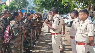 जहां लाठियां नहीं, सम्मान मिला.. रांची पुलिस की इंसानियत ने जीता छात्रों का भरोसा"
एंकर//अक्सर छात्र आंदोलनों की तस्वीरों में लाठीचार्ज और तनाव देखने को मिलता है। लेकिन रांची से एक ऐसी तस्वीर सामने आई, जिसने इंसानियत और संवेदनशील पुलिसिंग की मिसाल पेश की। जयपाल सिंह स्टेडियम के पास प्रदर्शन से पहले कोतवाली थाना प्रभारी ने जवानों को स्पष्ट निर्देश दिया कि छात्रों के साथ किसी भी तरह का दुर्व्यवहार नहीं होगा। हर छात्र के साथ शालीनता और सम्मान से पेश आना है। जहां कई जगह छात्रों की आवाज़ लाठियों में दब जाती है, वहीं झारखंड में छात्रों की बात सुनने और लोकतांत्रिक तरीके से प्रदर्शन कराने की यह तस्वीर दिल छू लेने वाली रही।