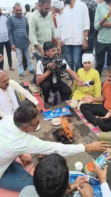 राजधानी भोपाल में नर्मदापुरम होशंगाबाद से आए हजारों किसानों को बरकतुल्लाह यूनिवर्सिटी के पास पुलिस से बैरिकेटिंग कर रोक दिया है। किसानों की मांग है कि मूंग की खरीदी और e टोकन प्रणाली में सुधार हो।
#BreakingNews #ChambalTV #News #mpnews
