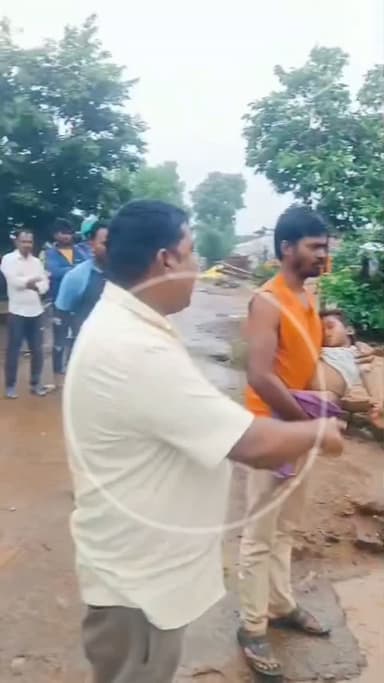 हमारे आदिवासी बच्चों की जान सस्ती नहीं है!
मासूम की मौत के बाद कैमरे पर छलका ग्रामीणों का दर्द!
सुनिए...आखिर क्यों उठ रहे हैं सिस्टम पर बड़े सवाल?