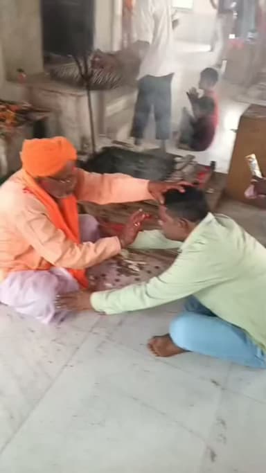 गुरु पूर्णिमा के शुभ अवसर पर समाजसेवी दिनेश चंद्र अहारी ने छाणी मगरी धाम के दर्शन करते हुए संत महात्माओं गुरुजनों से आशीर्वाद लिया, साथ ही साथ वहां पर भजन कीर्तन सत्संग में हिस्सा लेते हुए भजन कीर्तन का भी आनंद लिया। वागड़ जनजाति क्षेत्र का सबसे बड़ा धाम छाणी मगरी धाम पर कल भक्तों सज्जनों महात्माओं माता बहनों और युवाओं का हुजुम रहा दर्शन हेतु। इस अवसर पर समाज के कई गुरुजनों ने महात्माओं ने सज्जनों ने समाजसेवियों ने अपने विचार भी रखें, जिसमें सबसे ज्यादा आहवान किया गया कि आदिवासी समाज के युवा साथियों को फिलहाल में जो भक्ति जन जागरण का काम चलाया जा रहा है समाजसेवीयो के द्वारा ,इस भक्तिजन जागरण में अधिक से अधिक युवा साथी गांवो पालों से जुड़े और समाज में एक नई ऊर्जा का संसार करने में सब अपनी अग्रिम भूमिका निभाए और अपने कर्तव्य के प्रति जिम्मेदार बने, इस हेतु आहवान करते हुए युवाओं को अधिक से अधिक भक्ति मार्ग में जुड़ने हेतु कई भक्तों ने आ