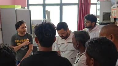 🚨 #ब्रेकिंग_न्यूज़ | #बाराबंकी
💥 तेज रफ्तार प्राइवेट एंबुलेंस की टक्कर से दर्दनाक हादसा, बुजुर्ग महिला की मौत
बाराबंकी के लोनी कटरा थाना क्षेत्र में त्रिवेदीगंज कट के पास एक तेज रफ्तार प्राइवेट एंबुलेंस ने स्कूटी सवार बुजुर्ग दंपति को जोरदार टक्कर मार दी।
हादसे में रामावती पत्नी लक्ष्मी नारायण, निवासी कबीरपुर, थाना गोसाईगंज (लखनऊ) गंभीर रूप से घायल हो गईं। स्थानीय लोगों की मदद से दोनों घायलों को तत्काल सीएचसी त्रिवेदीगंज पहुंचाया गया, जहां चिकित्सकों ने रामावती को मृत घोषित कर दिया।
वहीं गंभीर रूप से घायल लक्ष्मी नारायण को प्राथमिक उपचार के बाद बेहतर इलाज के लिए जिला अस्पताल रेफर किया गया।
🚔 पुलिस ने मौके पर पहुंचकर आवश्यक कार्रवाई शुरू कर दी है। हादसे के कारण कुछ देर तक क्षेत्र में अफरा-तफरी का माहौल रहा।
🕉️ ईश्वर दिवंगत आत्मा को शांति प्रदान करें एवं शोकाकुल परिवार को इस कठिन समय में संबल दें।
#Barabanki #BreakingNews #RoadAccident LoniKatra Trivediganj SadNews UPNews RaviGupta खबरहलचल