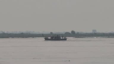 🚤 घाघरा नदी के उस पार... एक तस्वीर, जो बहुत कुछ बयां करती है।
ज़रा गौर से देखिए... तस्वीर को ज़ूम करके देखें।
नदी के उस पार नाव से जीवन की जद्दोजहद साफ़ दिखाई देती है। यही वह इलाका है, जहां आज भी लोग रोज़मर्रा की जरूरतों के लिए नाव पर निर्भर हैं। बाढ़ के दिनों में यही सफर और भी कठिन व जोखिम भरा हो जाता है।
📍 घाघरा नदी की ग्राउंड रिपोर्ट
🎥 संवाददाता: रवि गुप्ता, बाराबंकी
खबर हलचल
#घाघरा_नदी #ग्राउंड_रिपोर्ट #बाराबंकी #बाढ़ #नाव #ग्रामीण_जीवन #रवि_गुप्ता #खबर_हलचल #GroundReport #UttarPradesh
Rohit Kaushal Rk @हाइलाइट