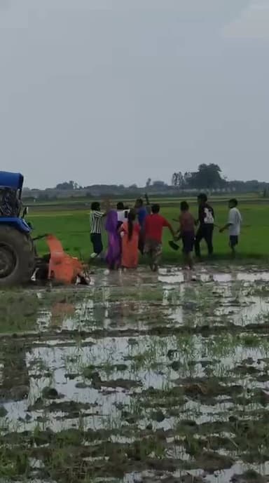जौनपुर ब्रेकिंग
जमीनी विवाद में खूनी संघर्ष,
दो पक्षों में जमकर चले लाठी-डंडे व फावड़े
घटना का वीडियो सोशल मीडिया पर वायरल
चार लोग घायल, जिला अस्पताल रेफर
पुलिस मामले की जांच में जुटी।
मड़ियाहूं के रसूलपुर गांव का पूरा मामला
#कानपुरनगर #नगर_निगम #ब्रेकिंग #NewsUpdate #बीजेपीसरकार #न्यूज़ #NewsAlert #Update #जिला_अधिकारी