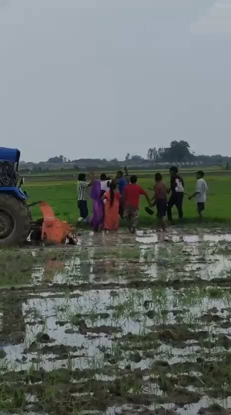 जौनपुर ब्रेकिंग
जमीनी विवाद में खूनी संघर्ष,
दो पक्षों में जमकर चले लाठी-डंडे व फावड़े
घटना का वीडियो सोशल मीडिया पर वायरल
चार लोग घायल, जिला अस्पताल रेफर
पुलिस मामले की जांच में जुटी।
मड़ियाहूं के रसूलपुर गांव का पूरा मामला
#कानपुरनगर #नगर_निगम #ब्रेकिंग #NewsUpdate #बीजेपीसरकार #न्यूज़ #NewsAlert #Update #जिला_अधिकारी