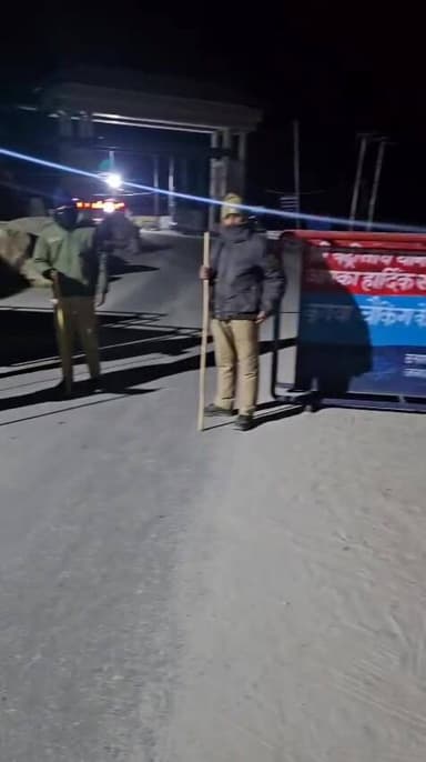 🚨 #चमोली_पुलिस अलर्ट मोड पर! 🚨
दिल्ली में हुए बम ब्लास्ट के बाद चमोली पुलिस ने सुरक्षा व्यवस्था को और कड़ा कर दिया है।
🔹 यात्रा मार्गों पर सघन चेकिंग अभियान जारी
🔹 बद्रीनाथ धाम जाने वाले सभी वाहनों की गहन जांच
🔹 संदिग्ध व्यक्तियों और सामान पर पैनी नजर
जनपदभर में पुलिस टीमें लगातार गश्त पर हैं।
किसी भी संदिग्ध व्यक्ति या गतिविधि की सूचना तुरंत पुलिस को दें —
आपकी एक सूचना किसी बड़ी घटना को रोक सकती है!
#ChamoliPolice #UttarakhandPolice #AlertMode #BadrinathYatra #SafetyFirst #Uttarakhand #PoliceAlert