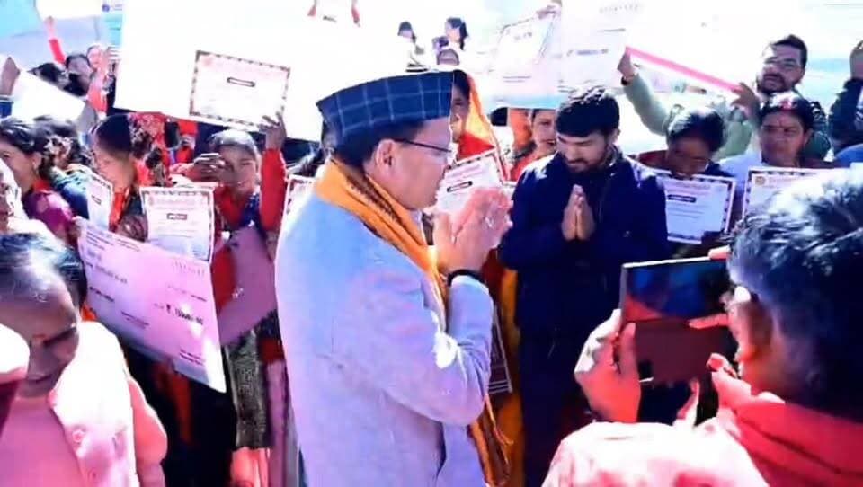 🏛️ गैरसैंण में मुख्यमंत्री श्री पुष्कर सिंह धामी ने उत्तराखण्ड की रजत जयंती वर्ष के अवसर पर गैरसैंण (भराड़ीसैंण) में आयोजित कार्यक्रम में भाग लिया। इस दौरान उन्होंने:
✨ राज्य आंदोलन के शहीदों को श्रद्धांजलि अर्पित की
✨ राज्य आंदोलनकारियों को शाल ओढ़ाकर सम्मानित किया
✨ 142.25 करोड़ रुपये की विकास योजनाओं का लोकार्पण एवं शिलान्यास किया
27 योजनाओं का लोकार्पण (43.63 करोड़)
33 योजनाओं का शिलान्यास (98.62 करोड़)
इस आयोजन ने गैरसैंण को विकास और गौरव का केंद्र बना दिया। 🌄
#UttarakhandSilverJubilee #Gairsain #Development #StatePride #PushkarSinghDhami