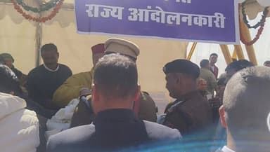 📢 उत्तराखंड राज्य आंदोलनकारियों का फूटा गुस्सा!
राज्य आंदोलनकारियों ने उचित सम्मान न मिलने पर जताया कड़ा विरोध।
मुख्यमंत्री द्वारा भेंट की गई शॉल और माला को आंदोलनकारियों ने जमीन पर फेंककर किया आक्रोश व्यक्त।
🗣️ आंदोलनकारियों का कहना है —
> “हमने राज्य बनाया, लेकिन आज भी हमें वो सम्मान नहीं मिला जिसके हम हकदार हैं।”
⚡ जनता में गहराया असंतोष,
⚖️ राज्य आंदोलनकारियों के योगदान को लेकर उठे सवाल!
#उत्तराखंड #UttarakhandAndolan #AndolankariSamman #BreakingNews #UttarakhandNews