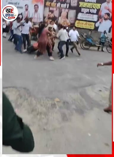 कंगना रनौत के बयान पर कांग्रेस का विरोध, इंस्पेक्टर पुतला लेकर दौड़े
लखनऊ में बीजेपी सांसद के Gen Z संबंधी बयान को लेकर कांग्रेस कार्यकर्ताओं ने जोरदार विरोध प्रदर्शन किया। प्रदर्शन के दौरान कार्यकर्ताओं ने कंगना का पुतला जलाने की कोशिश की, लेकिन मौके पर मौजूद पुलिस ने उन्हें रोक दिया।
विरोध प्रदर्शन के बीच एक दिलचस्प घटना कैमरे में कैद हो गई। मौके पर तैनात एक पुलिस इंस्पेक्टर ने पुतला अपने कब्जे में लिया और उसे लेकर वहां से दौड़ पड़े। यह दृश्य देखकर आसपास मौजूद लोग हैरान रह गए। घटना का वीडियो अब सोशल मीडिया पर तेजी से वायरल हो रहा है।
फिलहाल, यह स्पष्ट नहीं है कि प्रदर्शन के दौरान किसी की गिरफ्तारी हुई या नहीं। पुलिस की ओर से भी इस वायरल वीडियो पर विस्तृत आधिकारिक बयान सामने नहीं आया है।
डिस्क्लेमर: यह वीडियो केवल समाचार रिपोर्टिंग और जनहित में सूचना देने के उद्देश्य से साझा किया गया है।