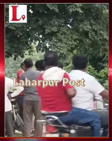 सीतापुर: लहरपुर में सरेराह मारपीट का वीडियो वायरल, वीडियो रमुवापुर चौराहे का बताया जा रहा।